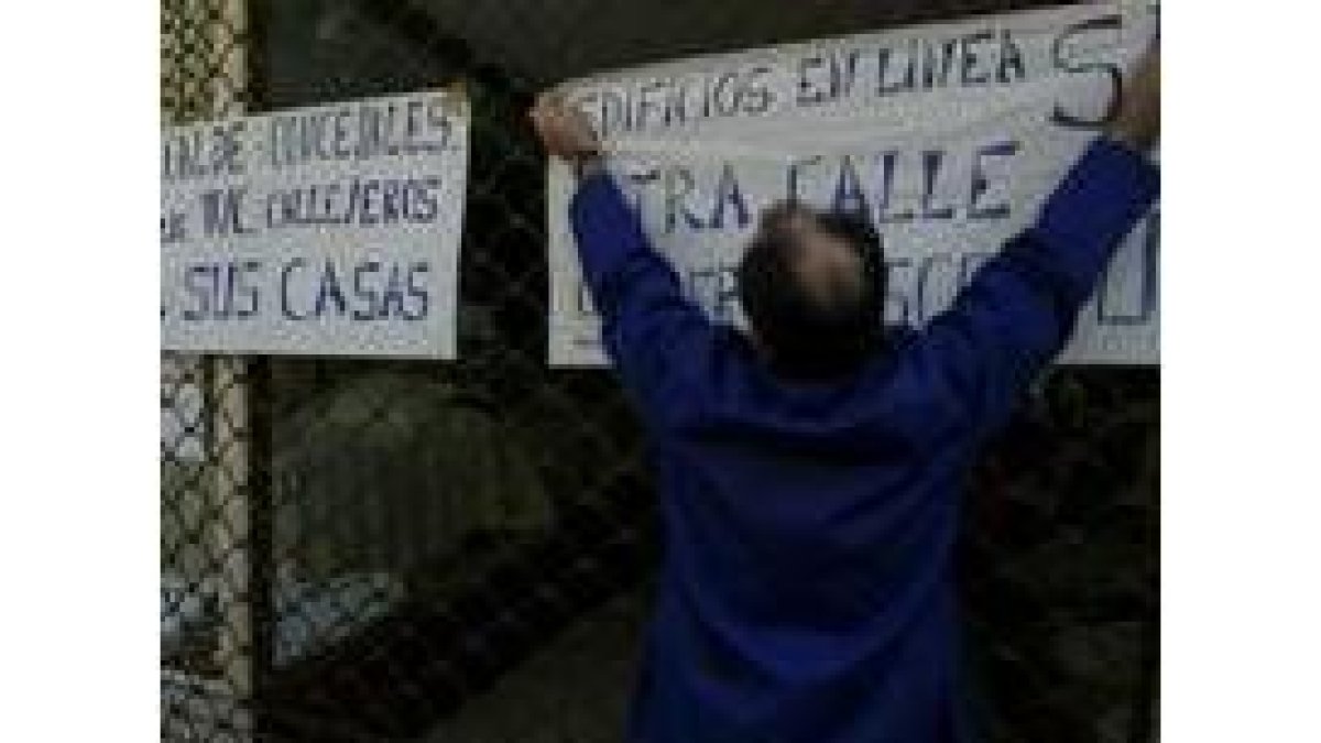 Los vecinos desplegaron varios carteles en la concentración de ayer