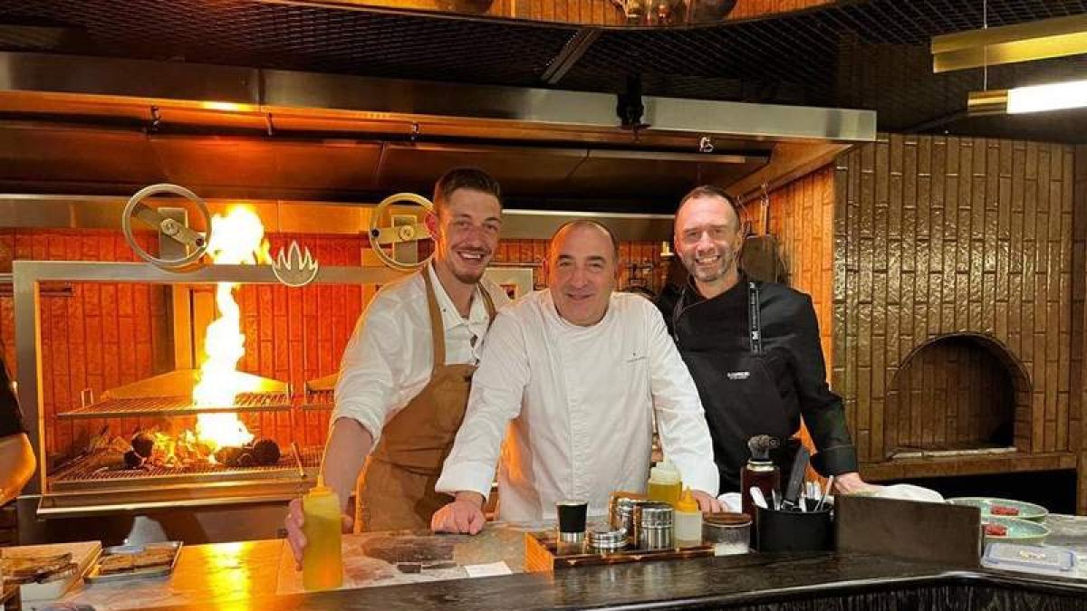 José Gordón con parte de su equipo de El Capricho. DL