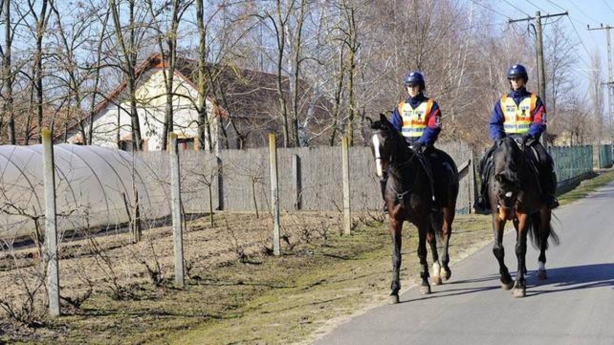 Patrulla húngara en la zona fronteriza con Serbia donde está previsto levantar un muro.