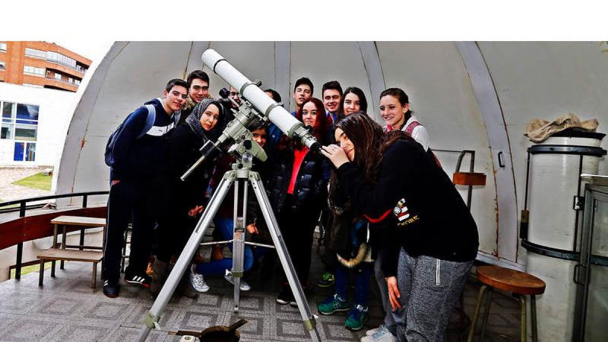 Alumnos del Instituto Padre Isla utilizaron ayer el telescopio que mañana servirá para observar el eclipse parcial de Sol .