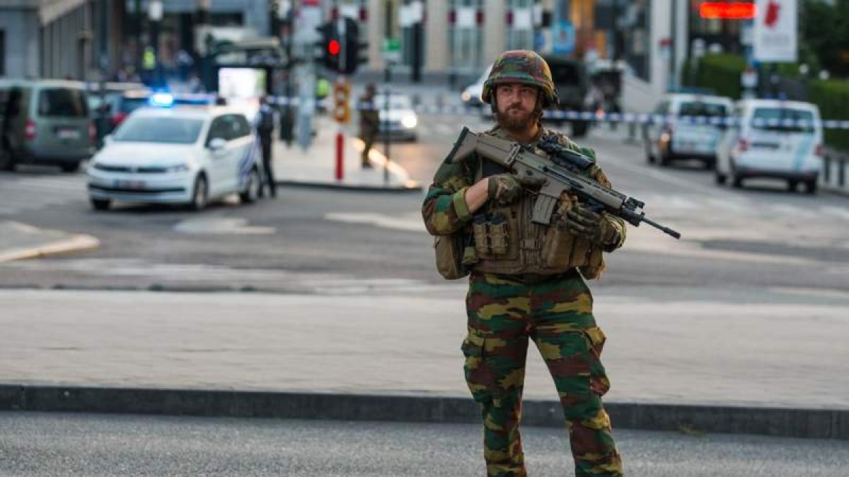Un soldado, en el exterior de la Estación Central. STEPHANIE LECOCQ