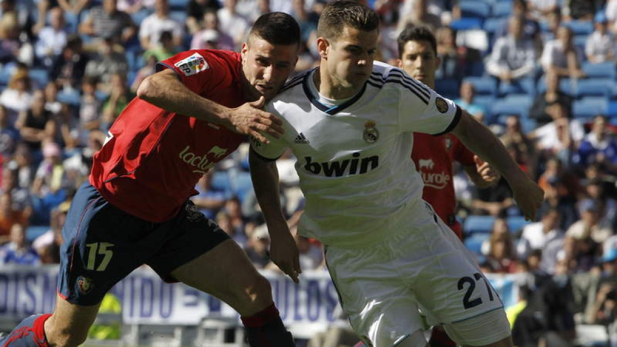 Nacho Fernández, con el balón ante el defensa del Osasuna Oier Cejudo.