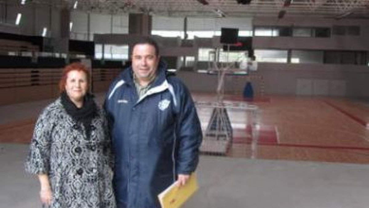 Amparo Villadangos y David Aurich de visita por las instalaciones del Bembibre Arena.