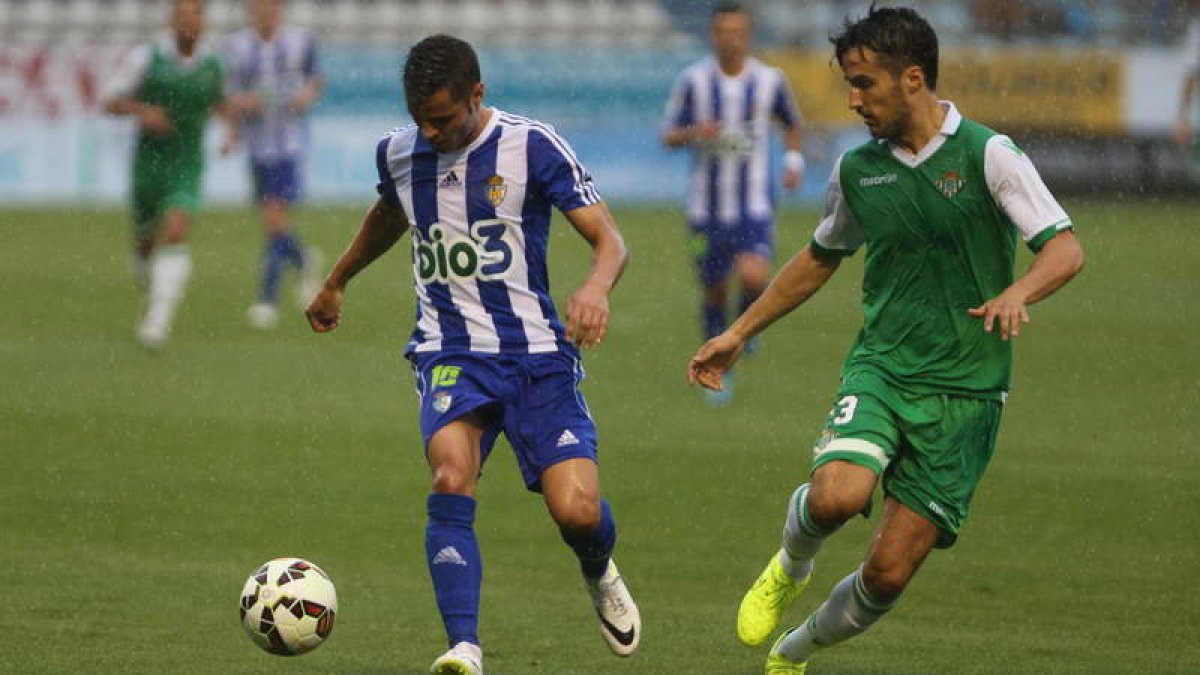Jorge Casado defiende a Acorán en el partido disputado ante el Betis la pasada temporada en El Toralín