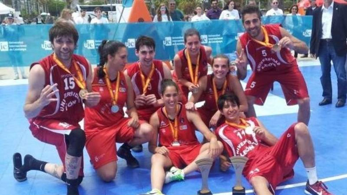Los equipos femenino y masculino con sus medallas de oro.