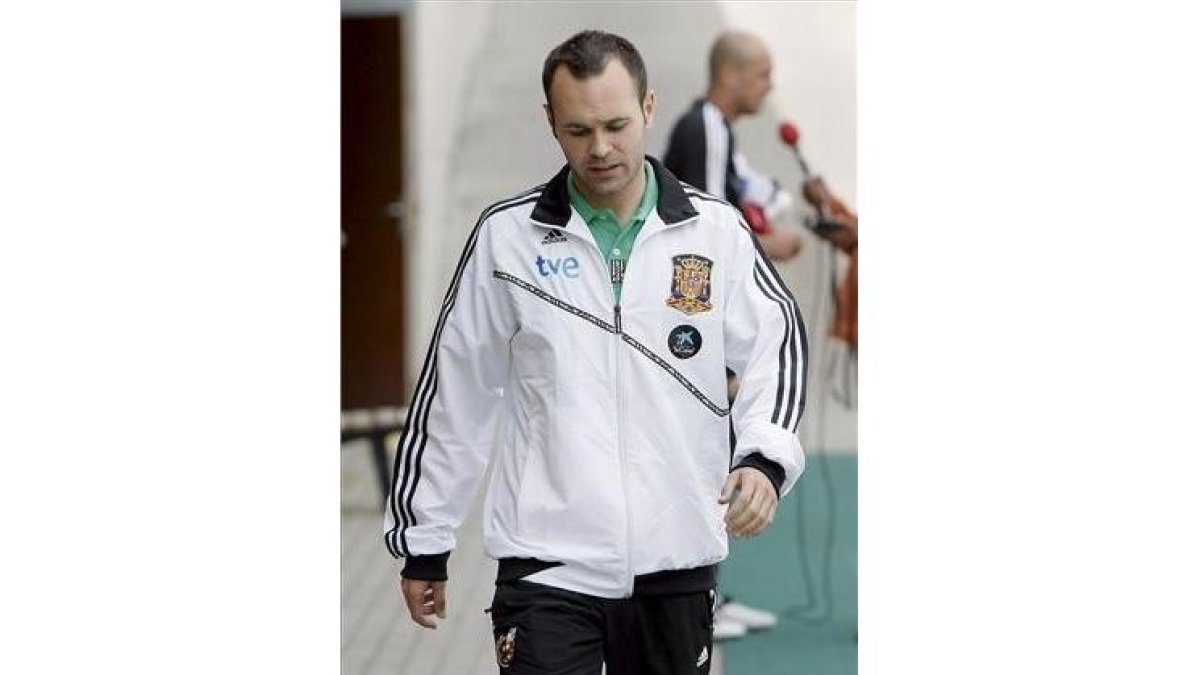 Andrés Iniesta abandona cabizbajo la concentración de la selección.
