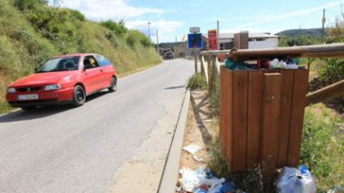 Las papeleras de madera colocadas por todo el paraje está desbordadas de basura.