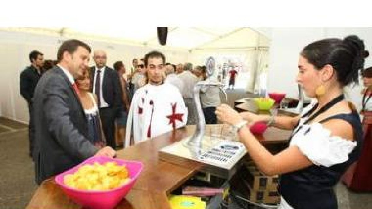 El alcalde de Ponferrada, la edil de Cultura y el organizador de la feria, Jorge Barje.