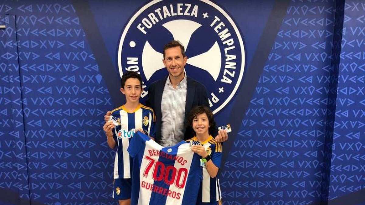 La Deportiva llegó ayer a los 7.000 socios con los hijos del árbitro José Luis González González. SDP