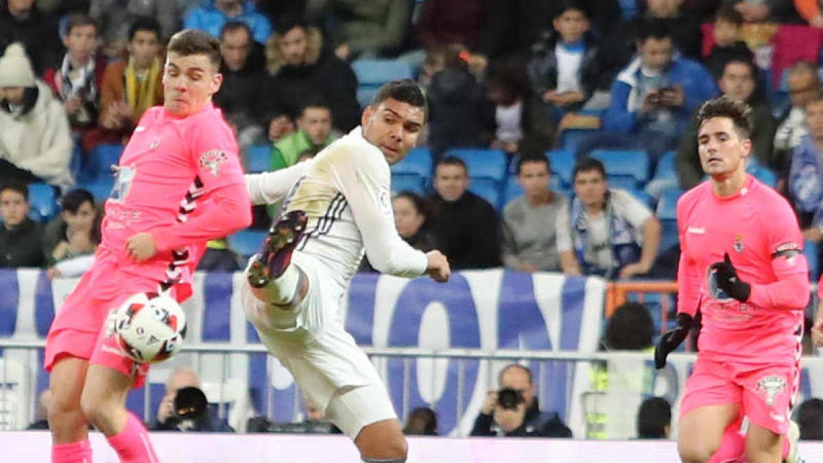 El culturalista Gallar, a la izquierda, pugna por el balón con el madridista Casemiro con Jorge Ortí muy cerca de la acción. RAMIRO/MARCIANO