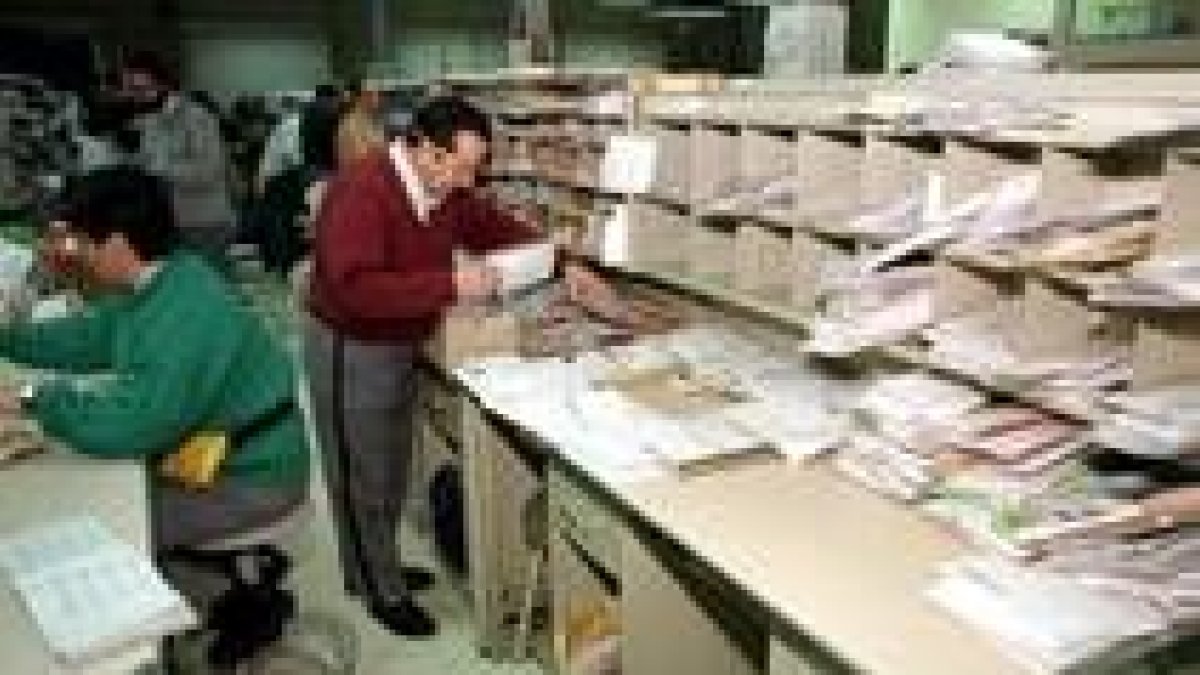 Varios funcionarios trabajan en las oficinas centrales de Correos en la capital leonesa