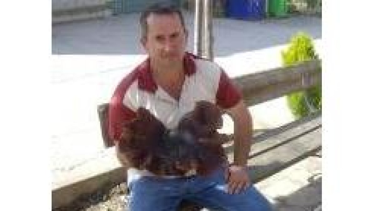 Saturnino Astandoa, que regenta en Borrenes Casa Marisol, con la seta