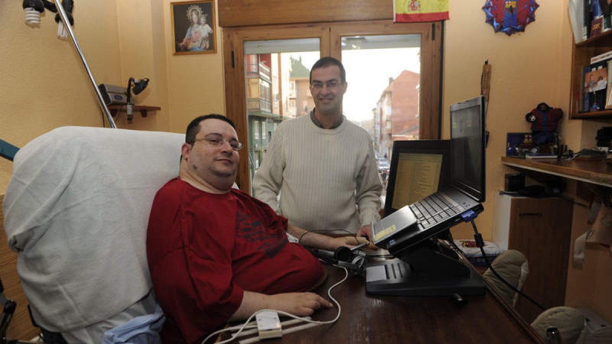 Nicolás Albanzas Fernández y Juan Carlos Fernández Alonso, en el domicilio del primero.