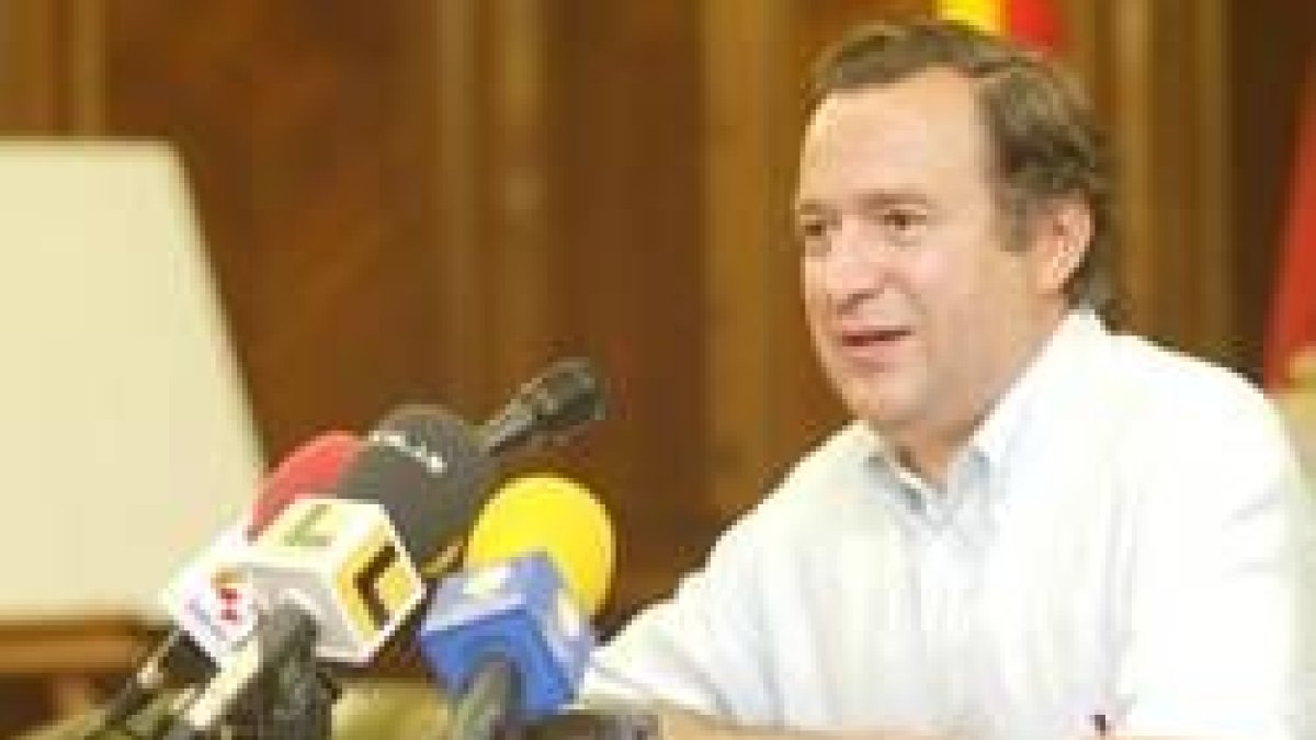 La pintora cántabra, junto a una obra sobre la «Pulchra Leonina»