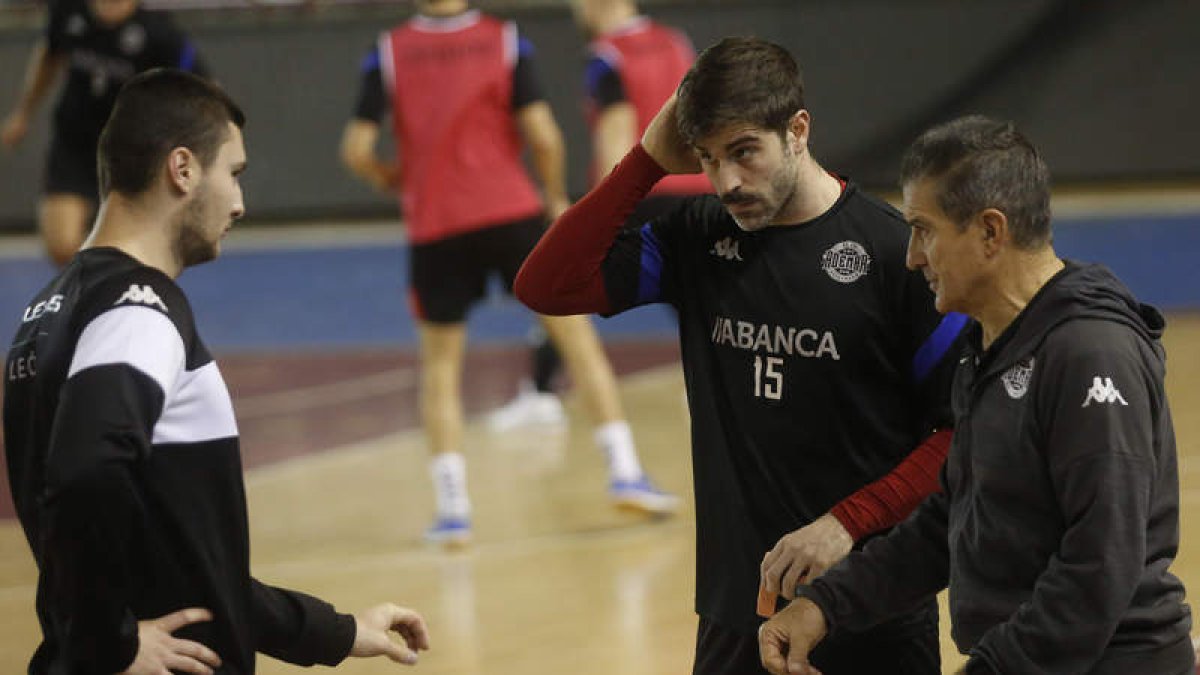 El Abanca Ademar no se resigna frente al Barcelona. FERNANDO OTERO