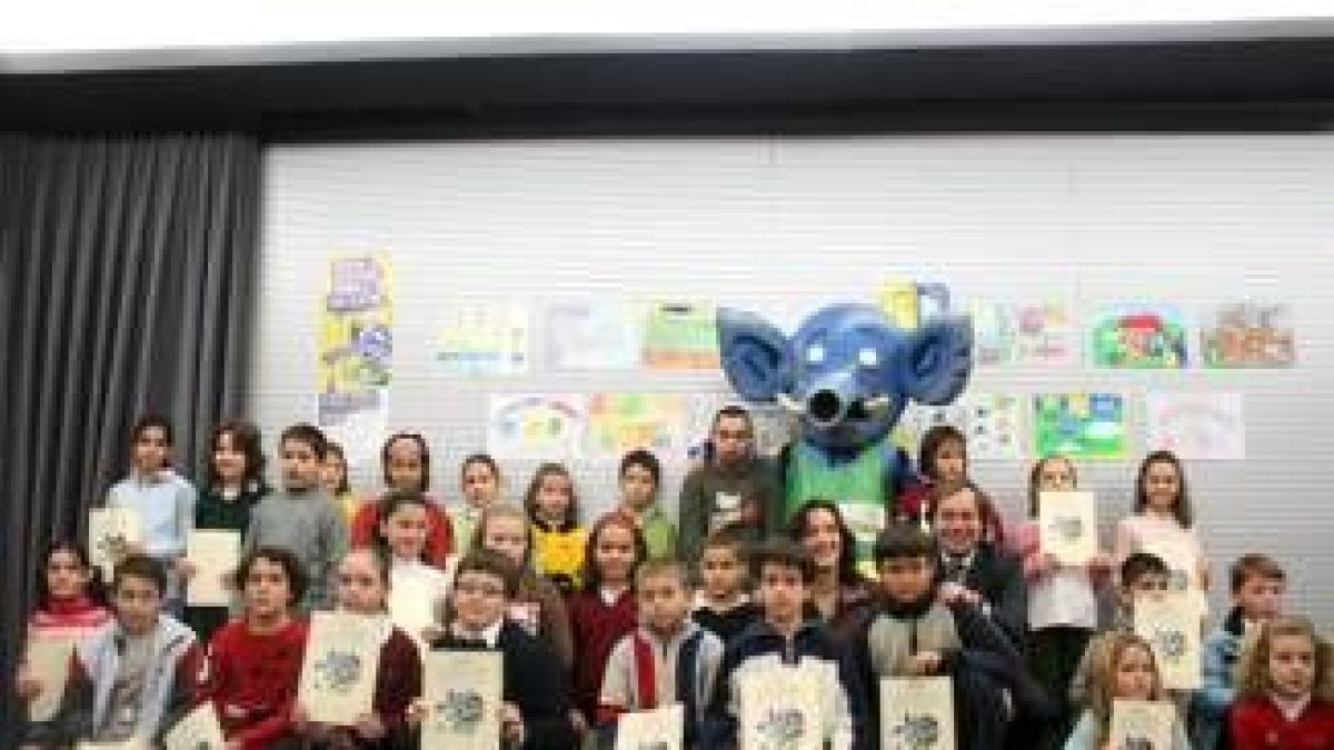 Ganadores y finalistas posan en una foto de familia junto a Covadonga Soto y Rubén Torrado