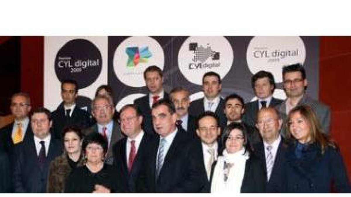 Silván y la directora general de Telecomunicaciones, Carolina Blas, con los premiados