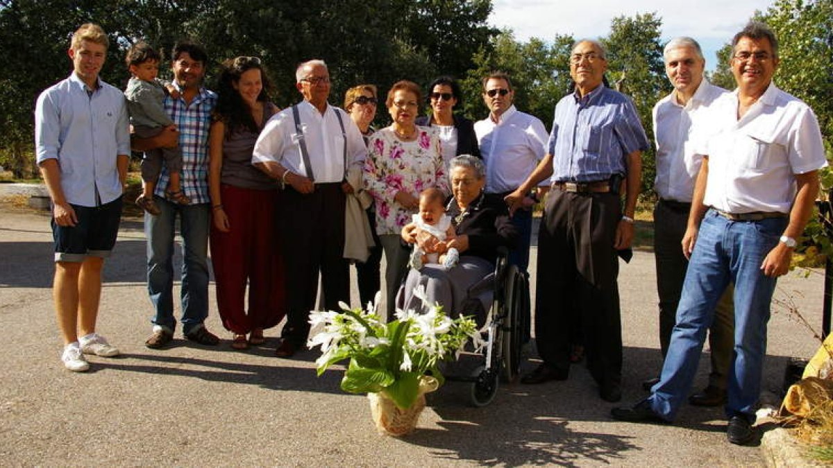 Antonia Gómez, en el centro, arropada por familiares y amigos en su 104 cumpleaños.