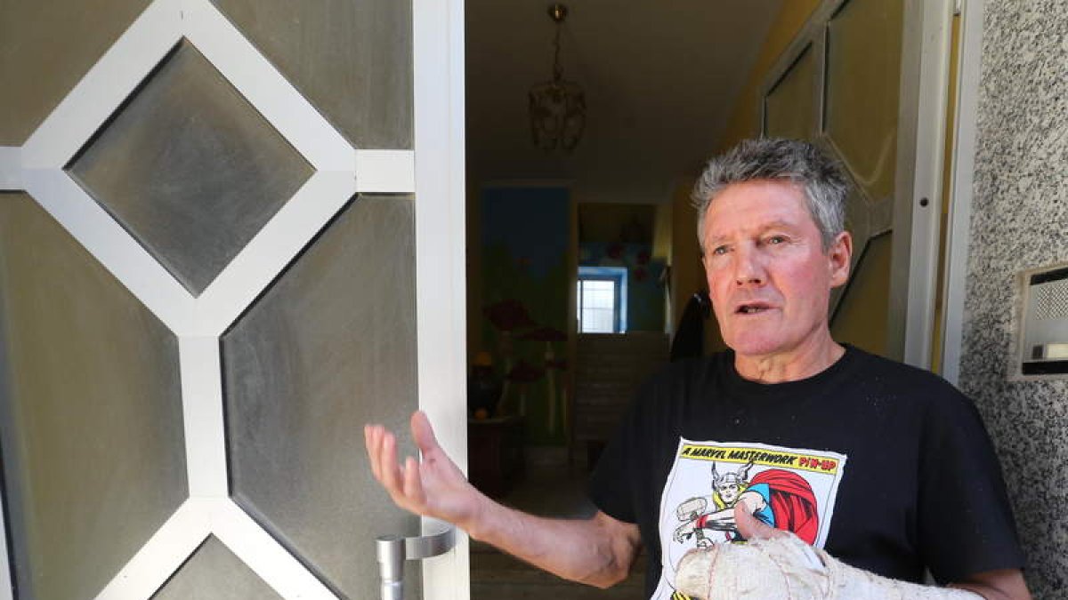 Amadeo Gómez, ayer a las puertas de la vivienda de Priaranza donde fue atacado. L. DE LA MATA