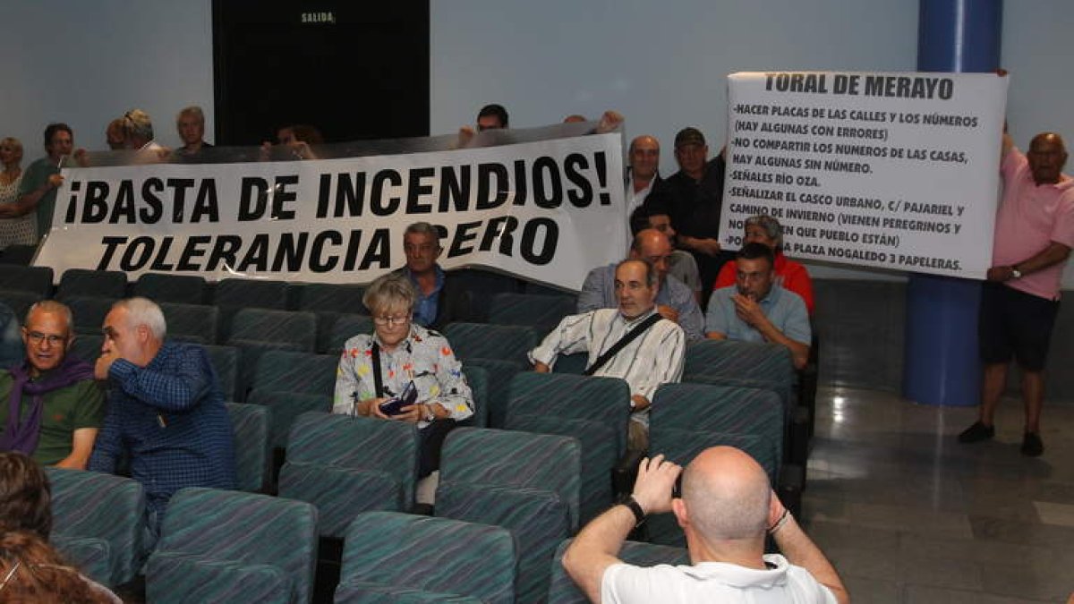 Bierzo Aire Limpio desplegó una pancarta contra los incendios y vecinos de Toral otra para pedir mejoras urbanas. ANA F. BARREDO