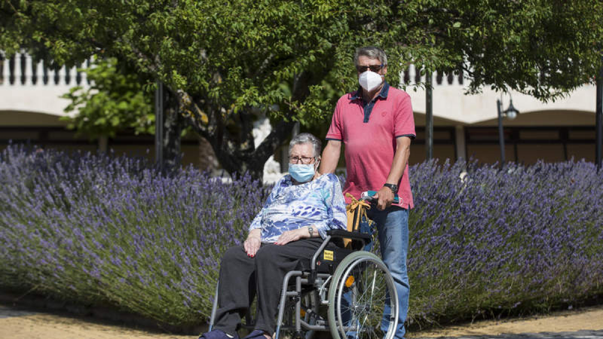 José y su madre Valentina pasean junto a los sembrados de lavanda cercanos a la residencia. FERNANDO OTERO