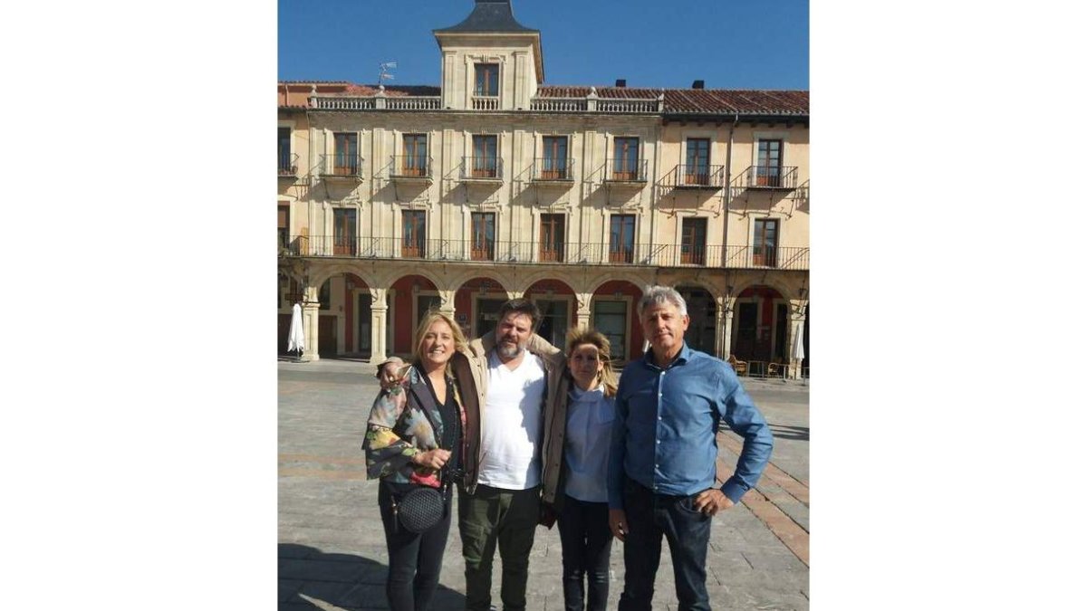 José Ramón Gamo con Marian Burdel y un padre y una madre con hijos con TDAH durante su estancia en León para la charla que ofreció en la Facultad de Educación de la ULE.