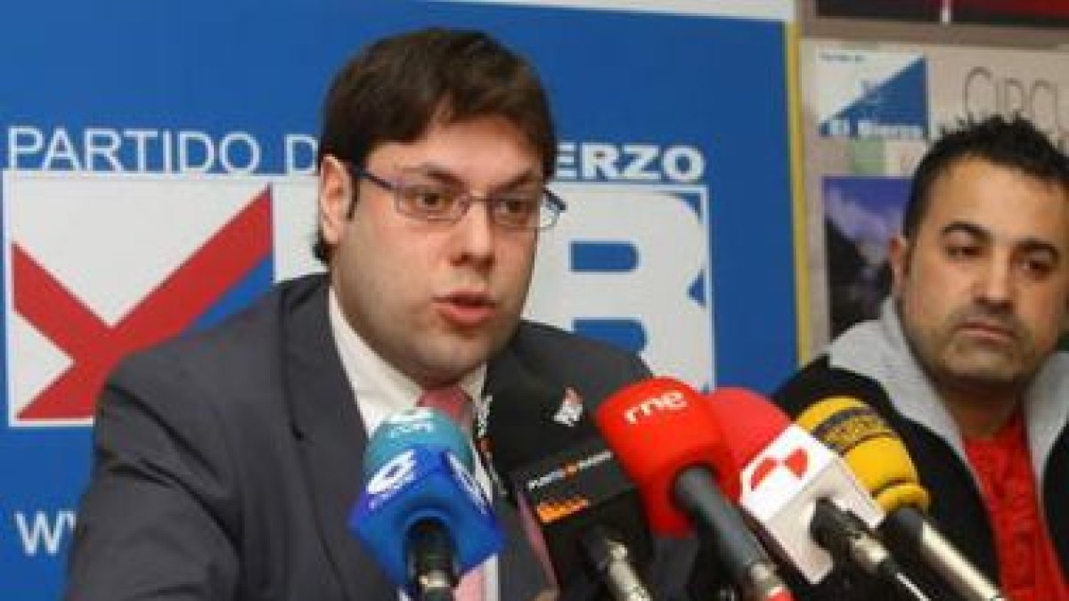 El secretario general del PB, Iván Alonso, ayer junto a uno de los miembros de su equipo.