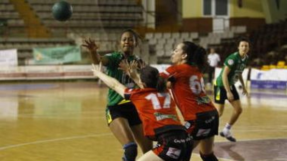 La rocosa defensa del Cleba fue ayer clave en la victoria.