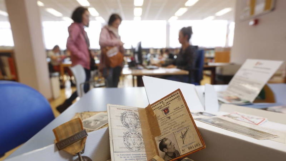 El legado de Alipio Rodríguez Omaña se encuentra en la sala de lectura de la Biblioteca Pública de León. JESÚS F. SALVADORES