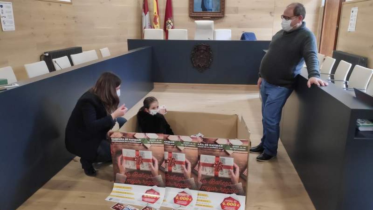 La mano inocente de una niña sacó ayer los 17 premios del sorteo. A. RODRÍGUEZ