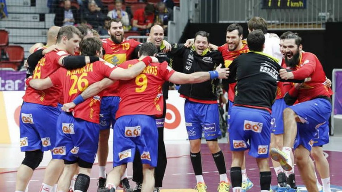 Los jugadores de la selección española celebran el triunfo ante Túnez que supone el paso a cuartos del Mundial de Catar.