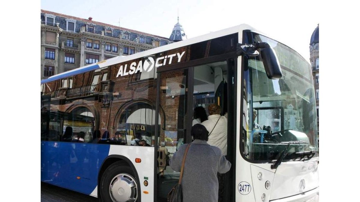 Uno de los autobuses que une León con San Andrés.