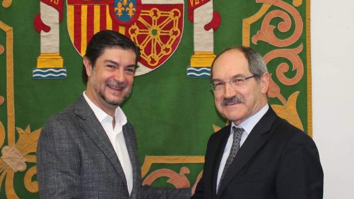 Juan Ávila, presidente de Ametic, y Pedro Mier, secretario general de la Femp, en la firma.