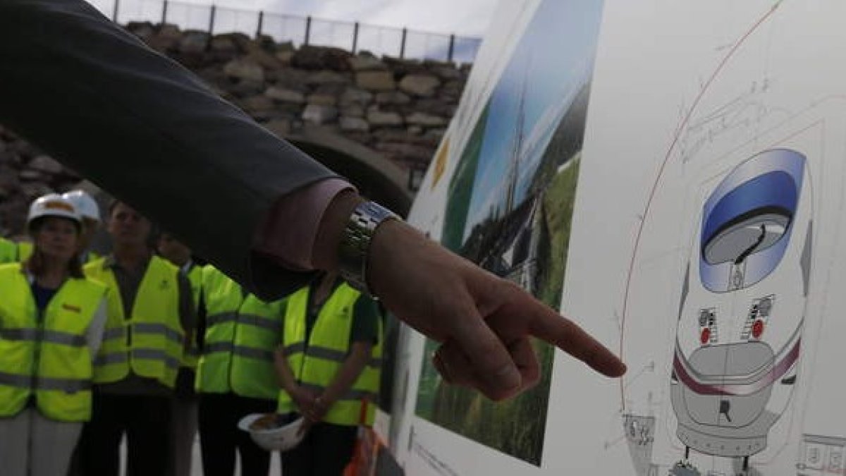 Técnicos explican a las autoridades los planes para ultimar la apertura de los túneles de la Variante de Pajares, hace ocho años. ARCHIVO