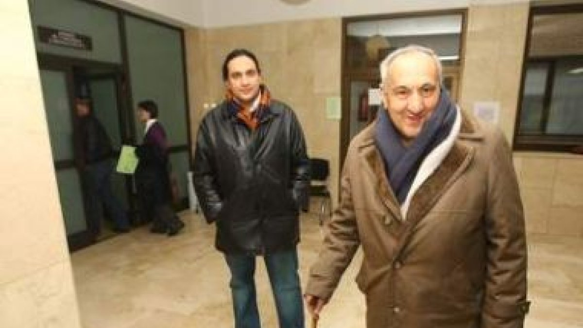 En primer término el afectado Luis Prada Alonso y tras él su hijo, ayer tras prestar declaración en