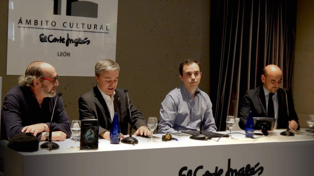 Pedro Trapiello, Luis Panizo, Manuel Martínez y Juan Carlos Vázquez en la presentación del libro.