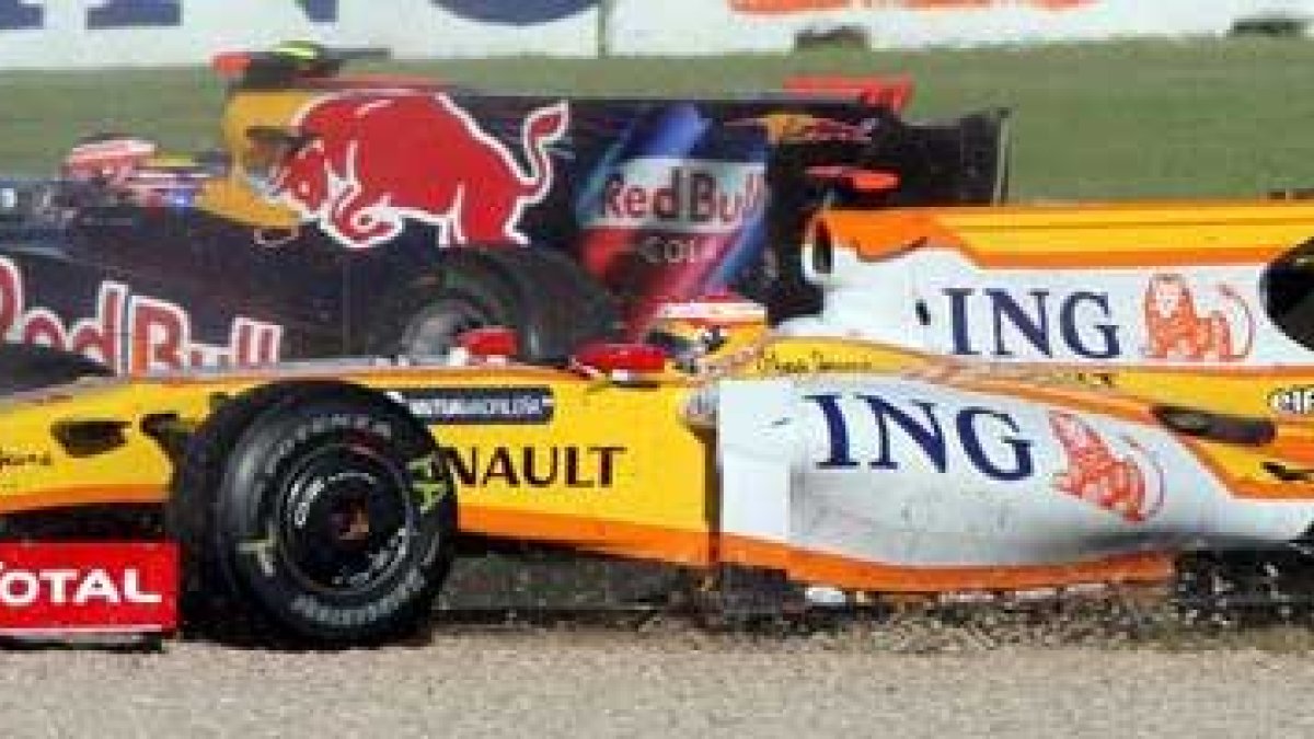 El piloto español Fernando Alonso (Renault), choca tras el inicio del Gran Premio de Australia.