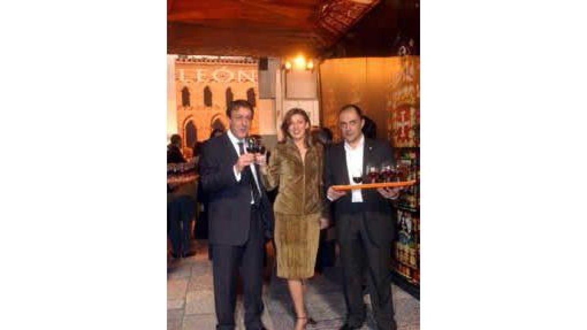 El presidente de la Diputación, la concejala de Turismo y el presidente de los Sumilleres, en Fitur