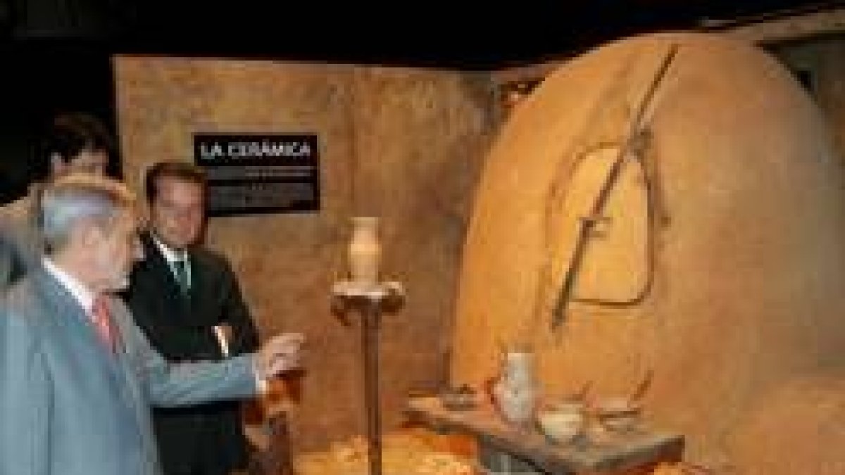 Mario Amilivia junto a Luis Reverter, ayer, ante una de las figuras de la muestra