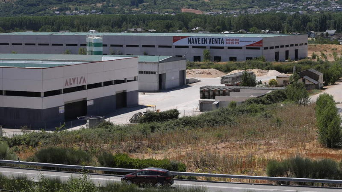 La nueva nave de 16.000 metros cuadrados se ubica en una parcela de ocho hectáreas en el polígono industrial de Vilela L. DE LA MATA