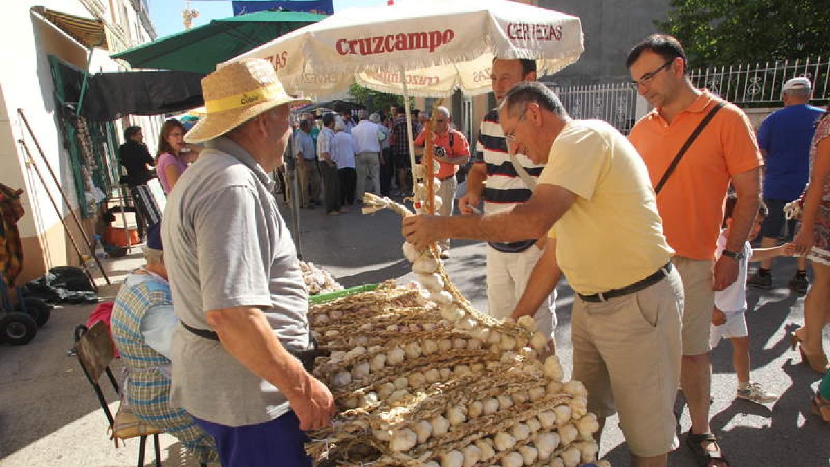Algunos de los participantes en la feria, en la que los protagonistas fueron los ajos blancos y morados .