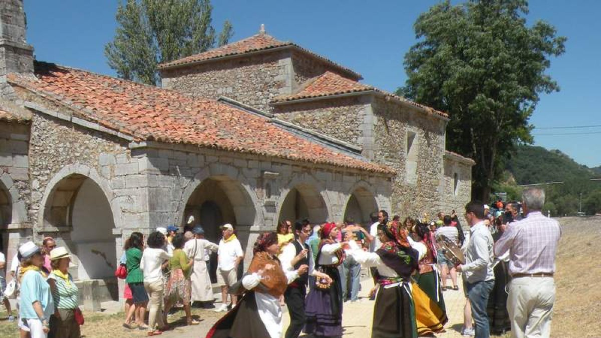 El folclore formó parte de los actos celebrados en la romería del Camino de San Salvador.