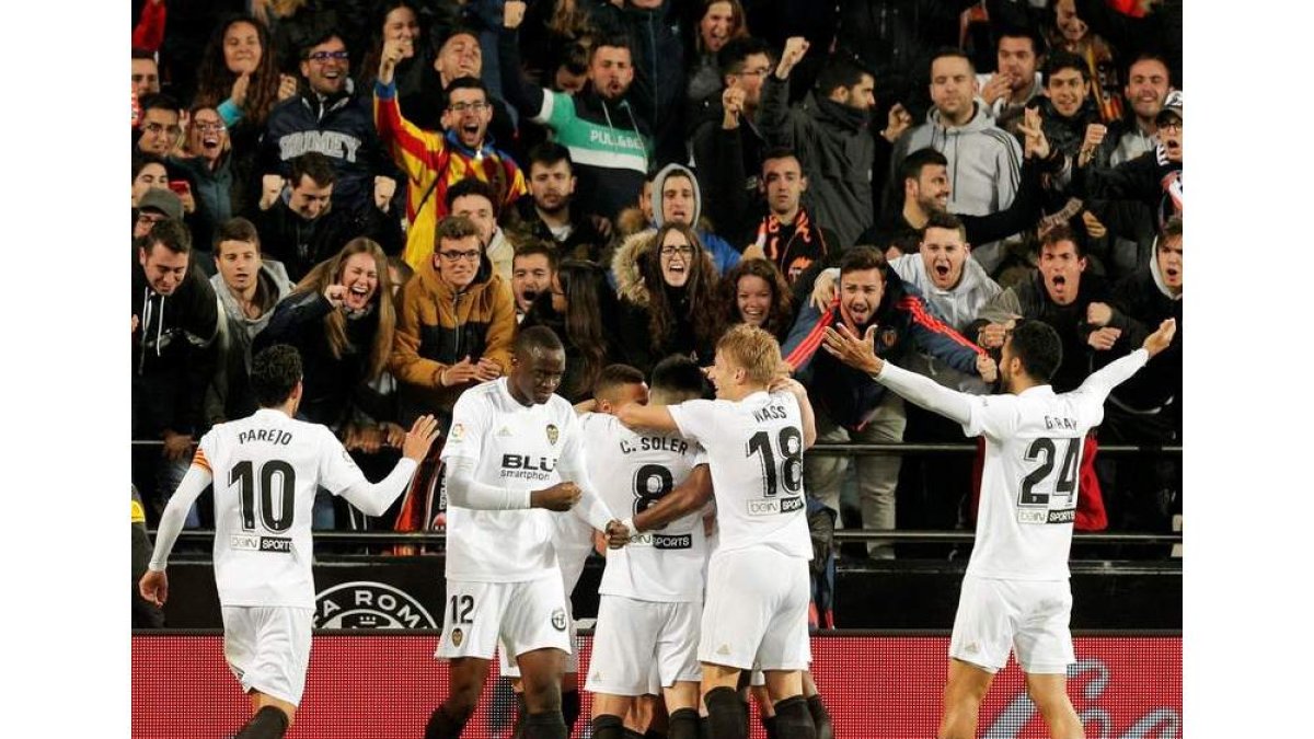 Los jugadores del Valencia celebran el gol de Gonçalo Guedes. KAI FÖRSTERLING