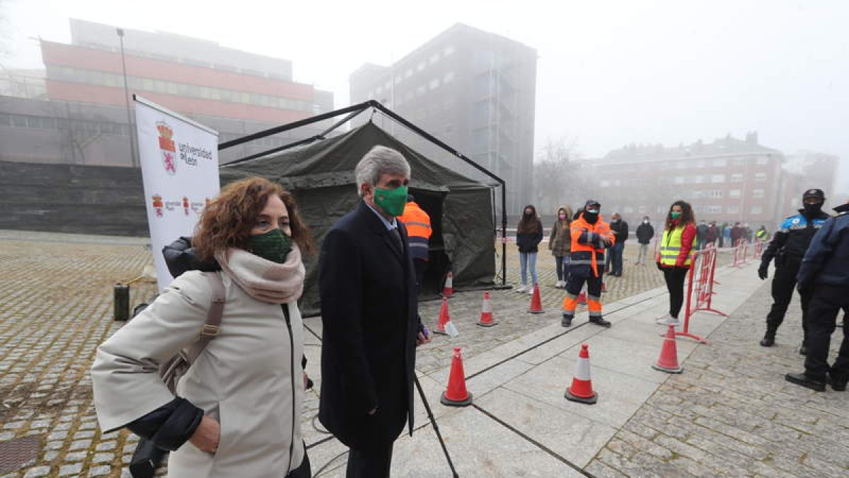 La vicerrectora María Pilar Marqués y el rector, ayer. ANA F. BARREDO