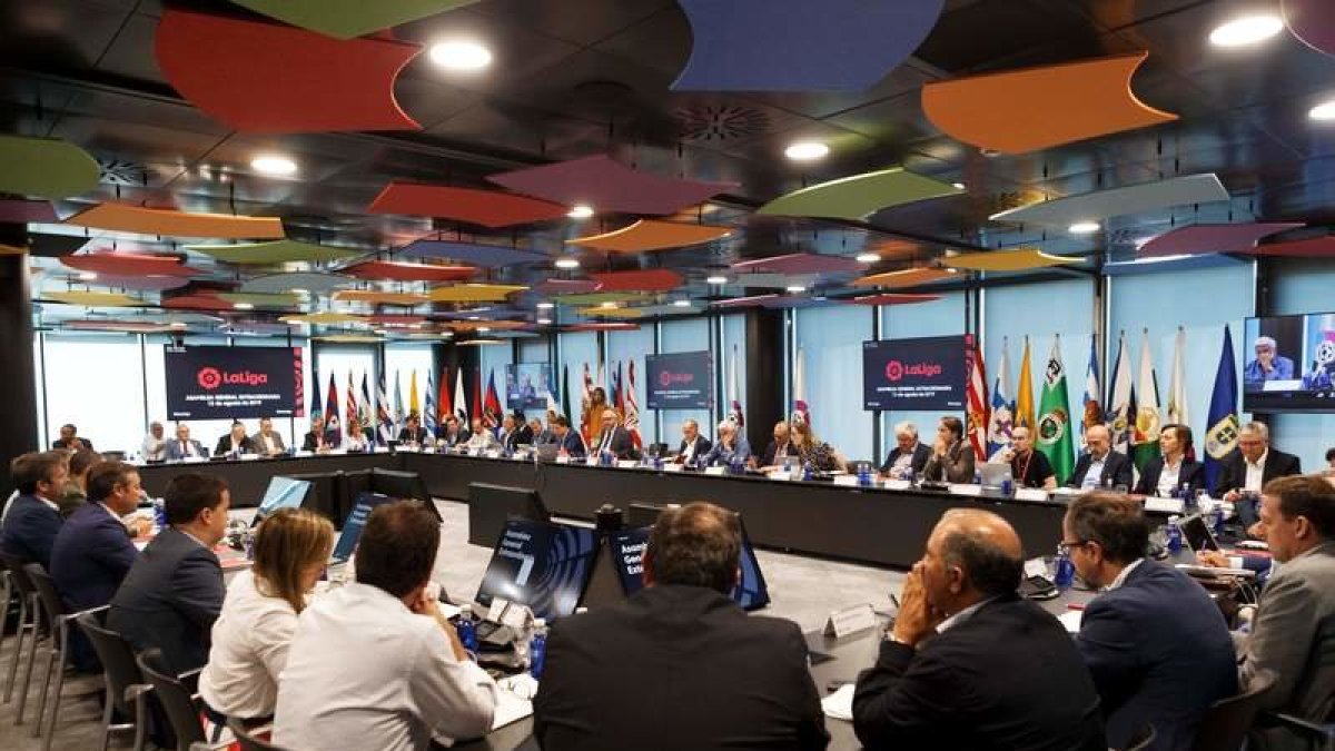 Vista general de la asamblea extraordinaria convocada por Javier Tebas, presidente de la LFP. LFP.