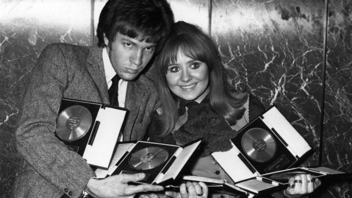 Scott Walker, en una imagen de archivo junto a la cantante Lulu.