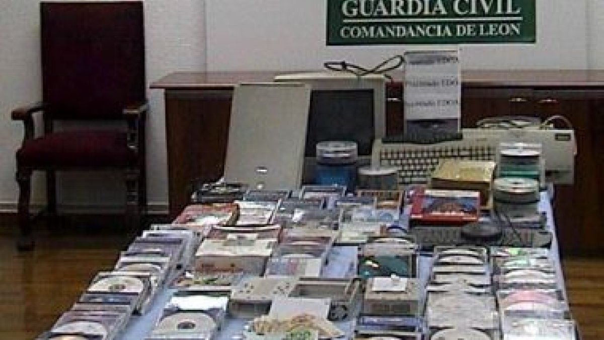 Parte del material requisado por la Guardia Civil