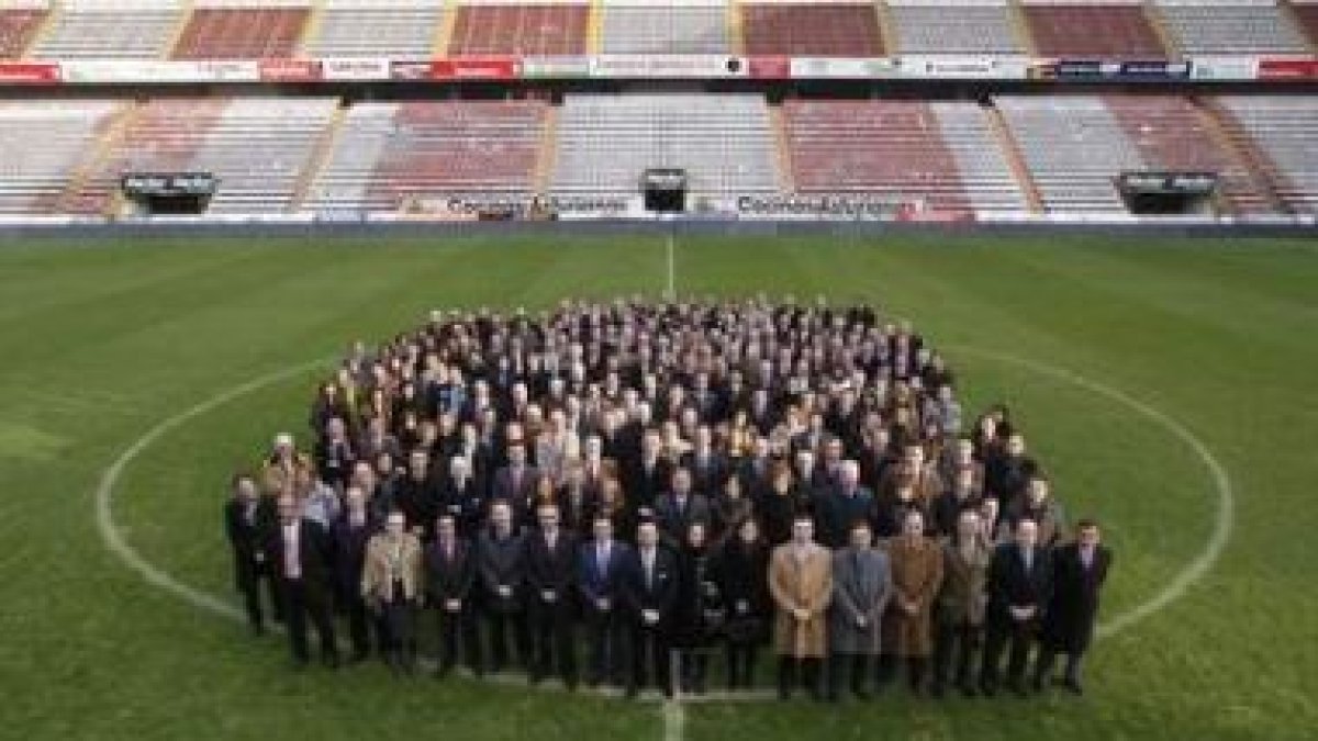 Imagen de familia de los directivos de Asturias y León en el césped de El Molinón