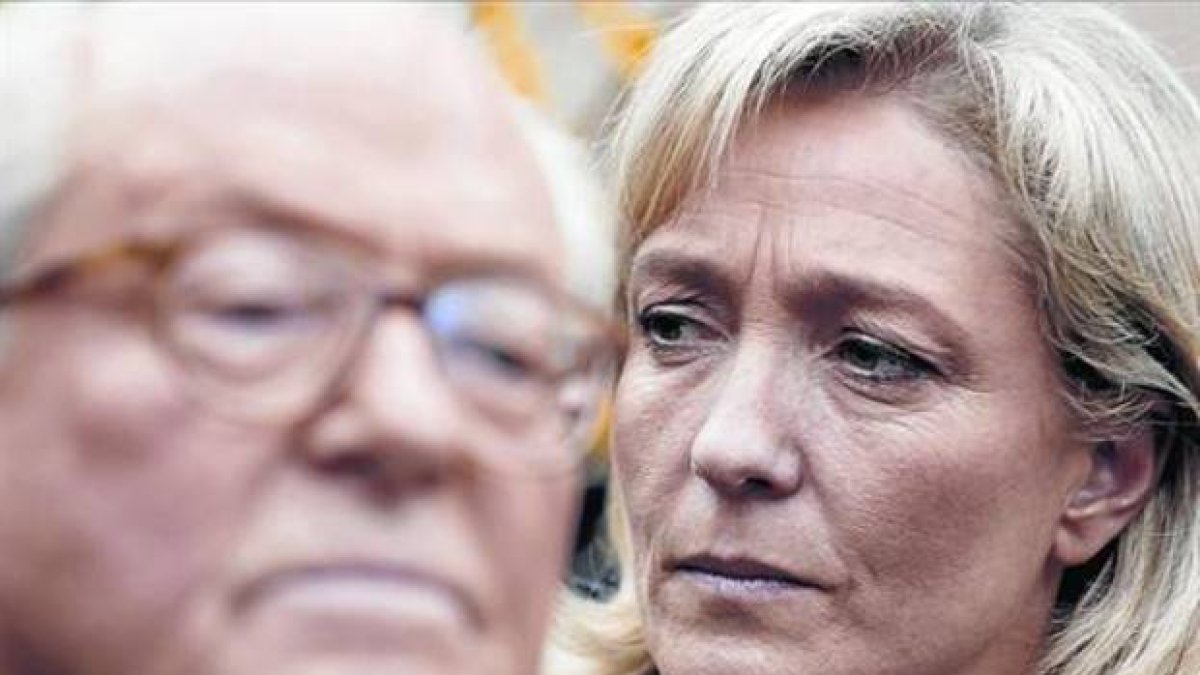 Marine Le Pen escucha a su padre mientras este pronuncia un discurso, en el 2007.