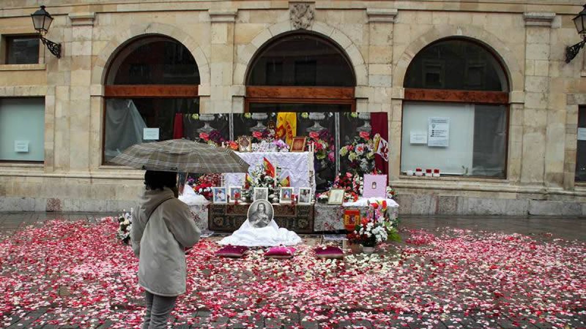 El altar instalado por la Real Cofradía del Santísimo Sacramento de Minerva y Vera Cruz aguarda bajo la lluvia su desmontaje tras la suspensión de la procesión.